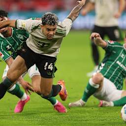 Luis Diaz dribbelt mit dem Ball im Bundesliga-Heimspiel des FC Bayern gegen den SV Werder Bremen.