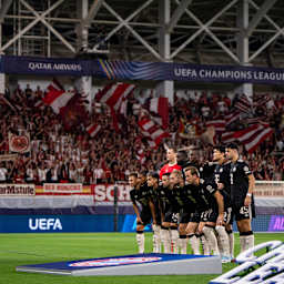 Der FC Bayern in den schwarzen Trikots gegen den FC Paphos in Blau.