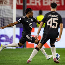 Der FC Bayern in den schwarzen Trikots gegen den FC Paphos in Blau.