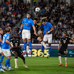 Der FC Bayern in den schwarzen Trikots gegen den FC Paphos in Blau.