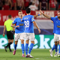 Der FC Bayern in den schwarzen Trikots gegen den FC Paphos in Blau.
