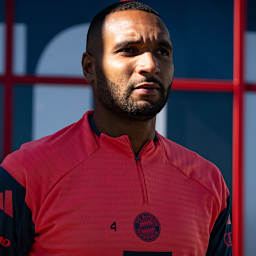 Jonathan Tah auf dem Weg zum Trainingsplatz vor dem Spiel des FC Bayern bei Eintracht Frankfurt.
