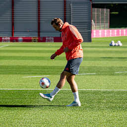 Harry Kane jongliert den Ball im Abschlusstraining des FC Bayern vor dem Spiel bei Eintracht Frankfurt.