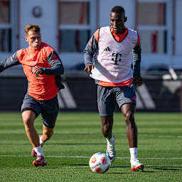 Nicolas Jackson am Ball wird attackiert von Joshua Kimmich im Abschlusstraining des FC Bayern vor dem Spiel bei Eintracht Frankfurt.