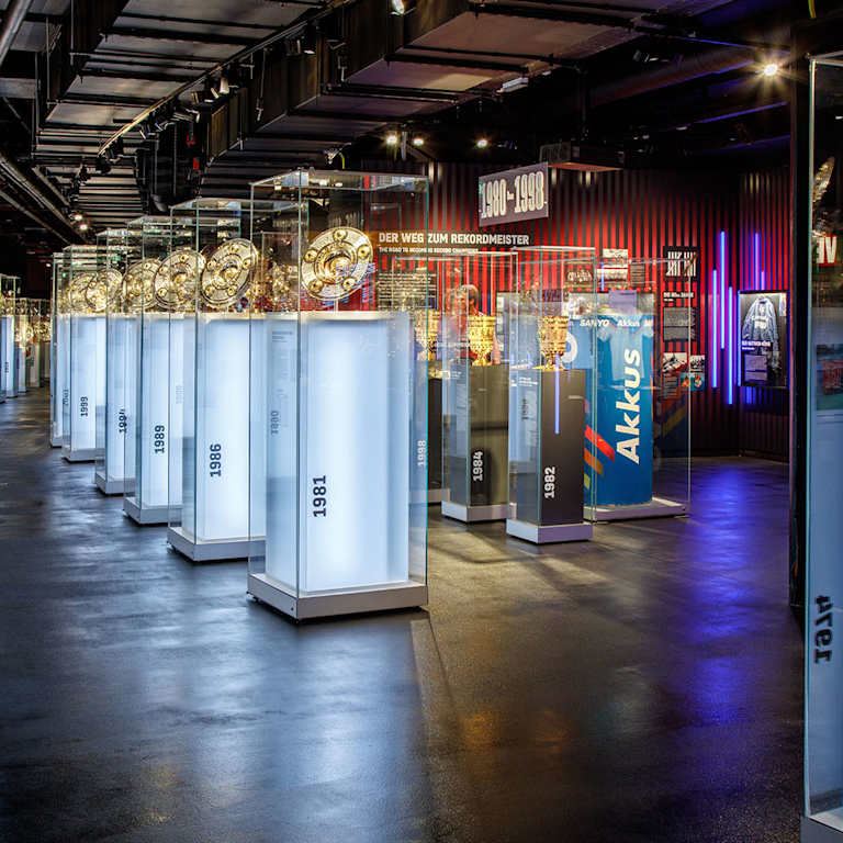 Via Triumphalis im FC Bayern Museum mit zahlreichen Meisterschalen des deutschen Rekordmeisters