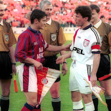Seine erste Begegnung mit dem FC Bayern hatte Lizarazu im UEFA-Cup-Finale 1996: Vor dem Rückspiel, das die Münchner mit 3:1 bei Girondins Bordeaux gewannen und sich somit den Titel holten, tauschte er mit Lothar Matthäus die Wimpel aus.