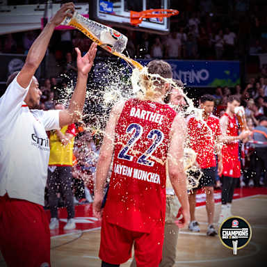 barthel_bier_dusche_champions2019_fcbb_ceirich_1zu1