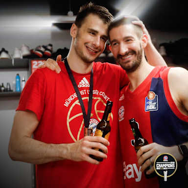 dangubic-hobbs-hug-kabine_champions2019_fcbb_crauchensteiner_1zu1