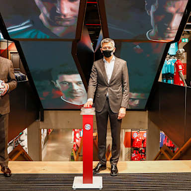 FCBayernWorld_01_091220