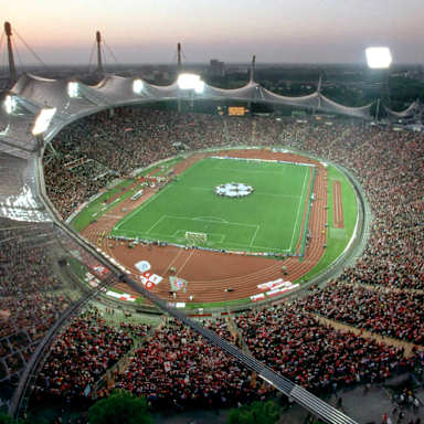 Umzug ins Olympiastadion, das nach der Einweihung 1972 das erste Stadion mit Rasenheizung und VIP-Logen ist