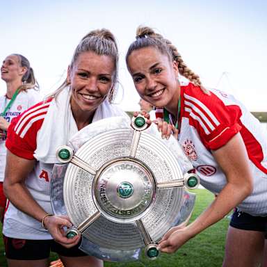 Dallmann-Gwinn_Meisterschale_FCBayern-TurbinePotsdam-FrauenBL_230528_B3_5476