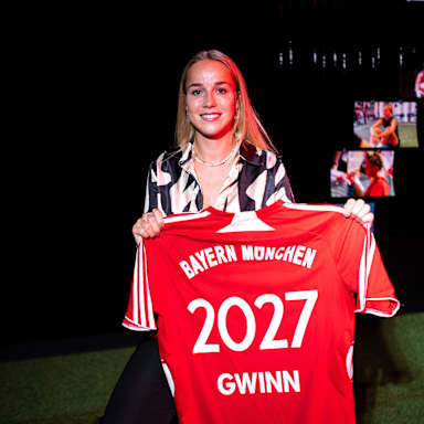 Bilder der Vertragsverlaengerung mit Giulia Gwinn beim FC Bayern