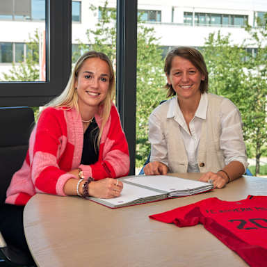 Bilder der Vertragsverlaengerung mit Giulia Gwinn beim FC Bayern