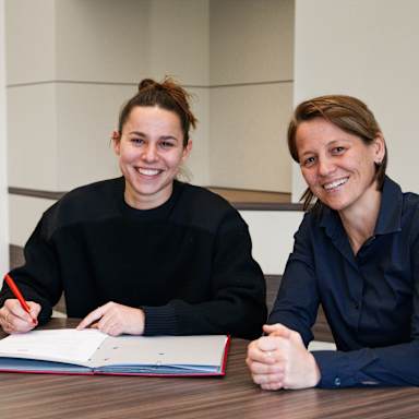 Bilder der Vertragsunterschrift von Lena Oberdorf beim FC Bayern