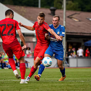 Spielszene aus dem Freundschaftsspiel FC Rottach-Egern vs. FC Bayern