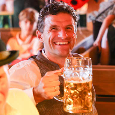 Traditional visit: FC Bayern at Oktoberfest 2024