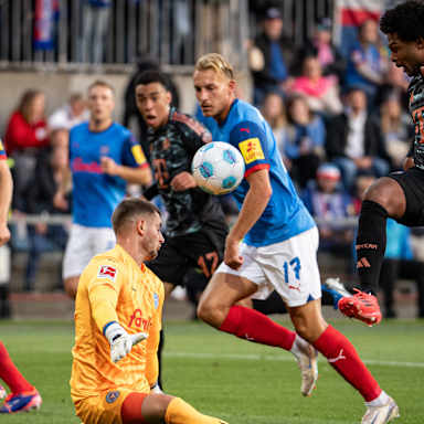Serge Gnabry beim Bundesligaspiel gegen Holstein Kiel im Holstein-Stadion