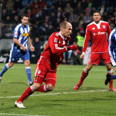 Arjen Robben im Zweikampf gegen Bochumer Spieler