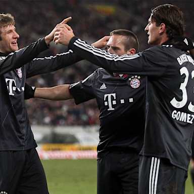 Thomas Müller jubelt mit Mario Gomez über ein Tor in Stuttgart
