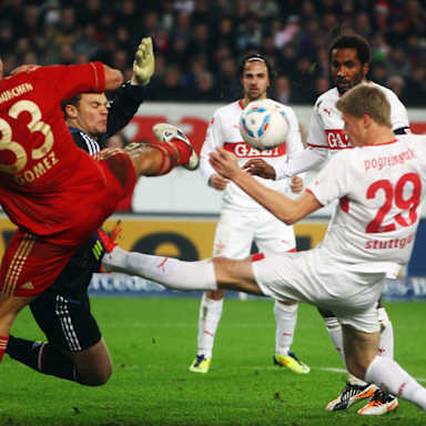 Manuel Neuer hechtet sich in einen Ball seines Stuttgarter Gegenspielers