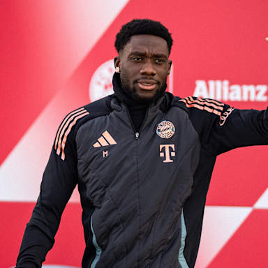 Alphonso Davies kommt aus der Kabine des FC Bayern und winkt