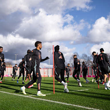 Die Spieler des FC Bayern laufen sich im Training warm