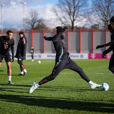 Dayot Upamecano springt einem Ball im Training des FC Bayern hinterher
