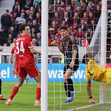 Der Ball schlägt zum 2:0 des FC Bayern in Freiburg im Tor ein.
