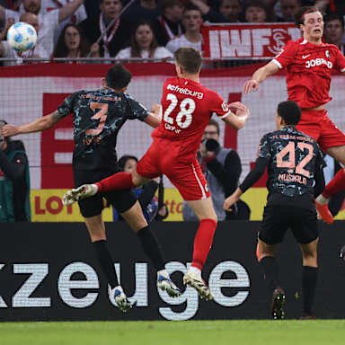 Freiburgs Ginter erzielt den 1:2 Anschlusstreffer per Kopf