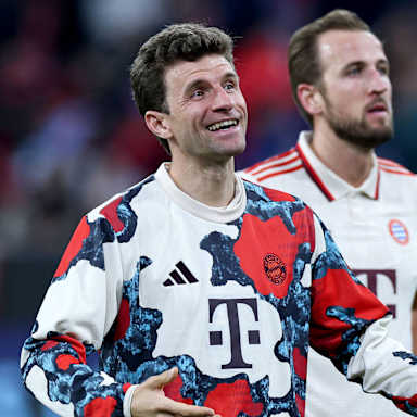 Thomas lächelt nach Abpfiff des Champions League-Spiels FC Bayern gegen Slovan Bratislava Richtung der Fans