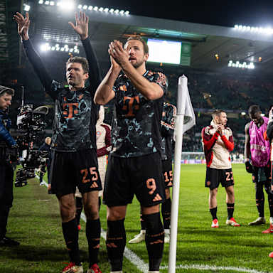 Spieler feiern mit den Fans nach dem 2:1-Sieg des FC Bayern im  Champions League-Spiel bei Celtic Glasgow