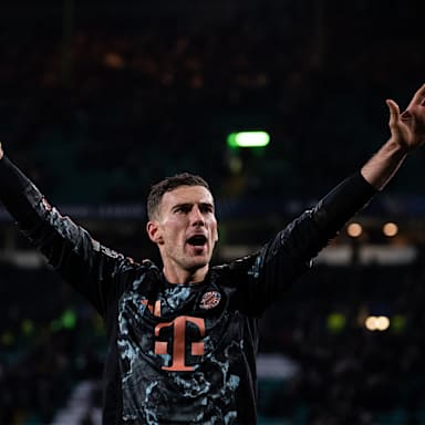 Leon Goretzka jubelt mit erhobenen Armen nach dem 2:1-Sieg des FC Bayern im  Champions League-Spiel bei Celtic Glasgow