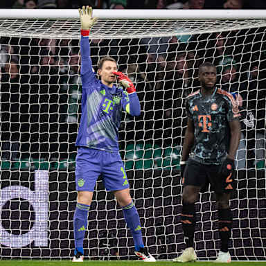 Manuel NEuer reklamiert nach einem Abseitstor von Celtic Glasgow.
