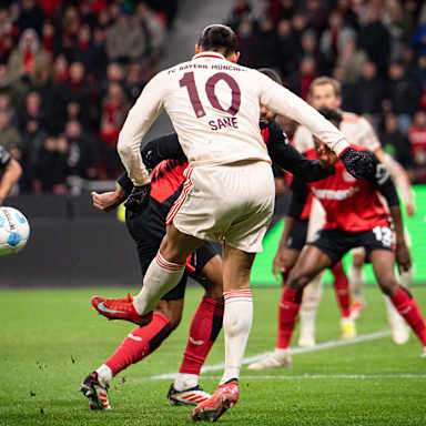 Leroy Sané flankt in den Strafraum im Bundesliga-Spiel des FC Bayern in Leverkusen.