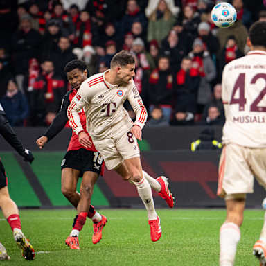 Leon Goretzka köpft aufs Tor im Bundesliga-Spiel des FC Bayern in Leverkusen.