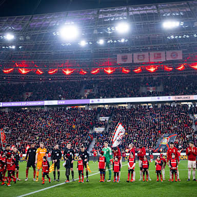 Die Teams nehmen Aufstellung vor Anpfiff des Bundesliga-Spiels des FC Bayern in Leverkusen.