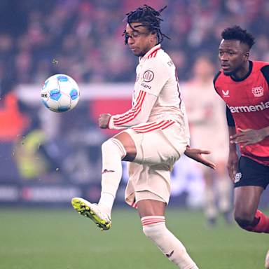 Michael Olise am Ball im Bundesliga-Spiel des FC Bayern in Leverkusen.