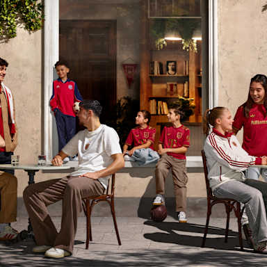Jugendspieler des FC Bayern vor einem Café