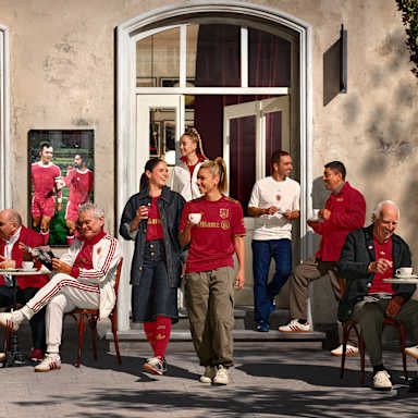 Spielerinnen der FC Bayern Frauen vor einem Café