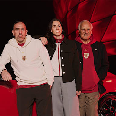 Ribery, Schnaderbeck, Roth vor einem roten Auto, das vor der Allianz Arena steht.