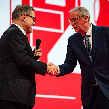 Jan-Christian Dreesen und Günther Jauch schüteln sich die Hand auf der Bühne.