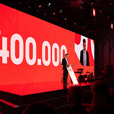 Herbert Hainer präsentiert die Mitgliederzahl 400.000 in einer Rede bei der Jubiläumsfeier des FC Bayern