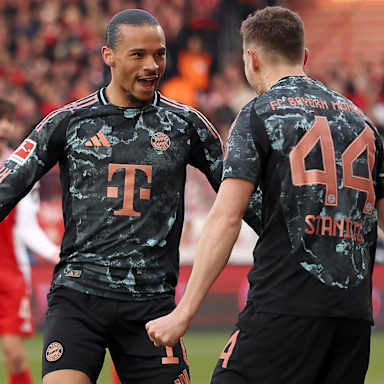 Leroy Sane von Bayern München feiert mit seinem Teamkollegen Josip Stanisic den ersten Treffer seiner Mannschaft während des Bundesligaspiels beim 1. FC Union Berlin