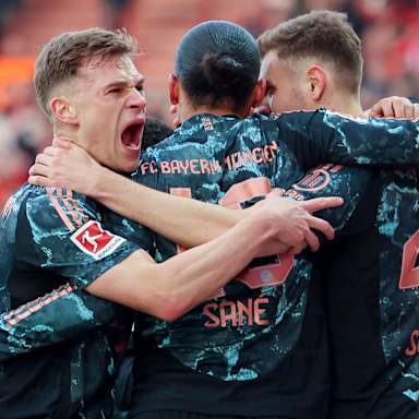 Leroy Sane (FC Bayern Muenchen) bejubelt seinen Treffer zum 1:0 bei Union Berlin mit Joshua Kimmich (FC Bayern Muenchen) und Josip Stanisic (FC Bayern Muenchen)