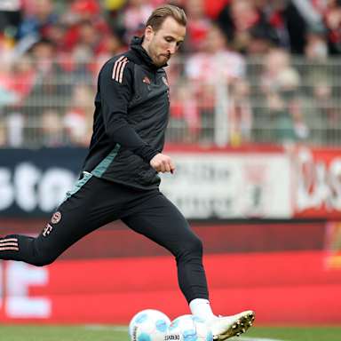 Herry Kane beim Torschuss im Warm-Up vor dem Bundesliga-Spiel Union Berlin gg. FC Bayern
