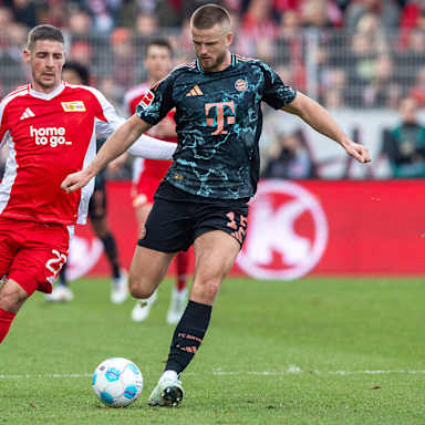 Eric Dier spielt einen Pass vor dem heranstürmenden Andrej ILic im Bundesliga-Spiel Union Berlin - FC Bayern