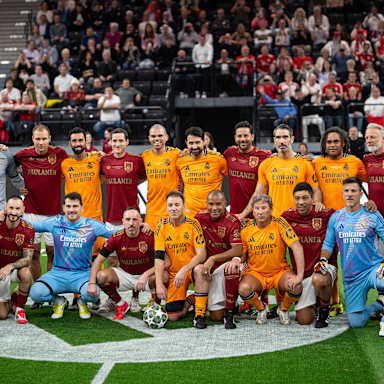 Teams der FC Bayern Legenden und der Real Madrid Leyendas vor Anpfiff des Finales des Beckenbauer Cups.