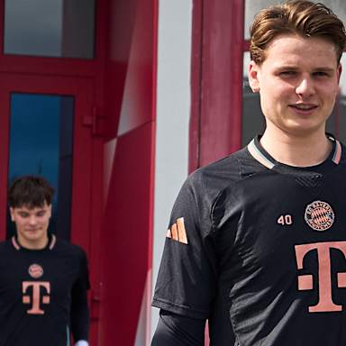 Jonas Urbig betritt den Trainingsplatz vor dem Training des FC Bayern