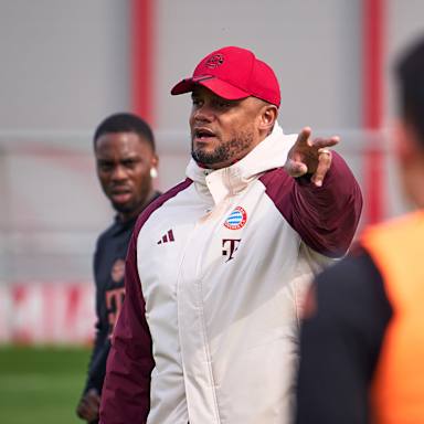 Vincent Kompany gibt Anweisungen im Training des FC Bayern