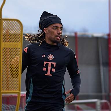 Sacha Boey im Training des FC Bayern